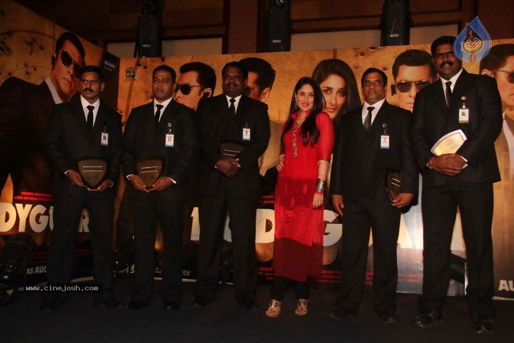Kareena Honours Bollywood Bodyguards - 15 / 24 photos
