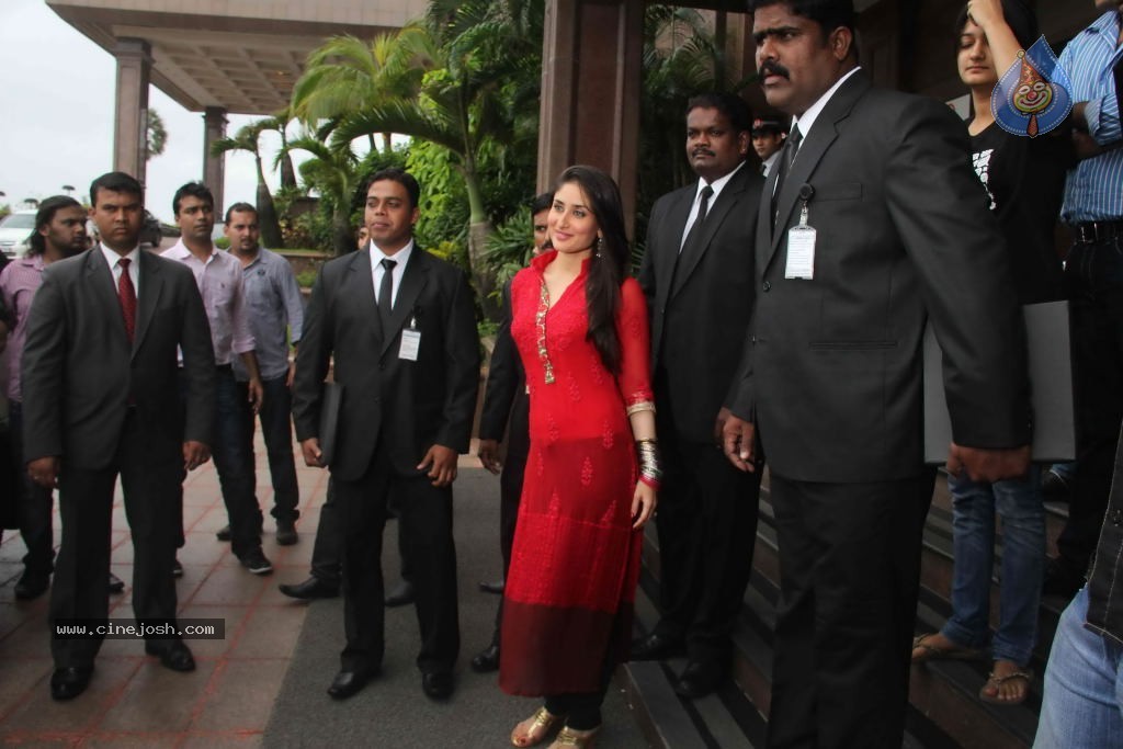 Kareena Honours Bollywood Bodyguards - 16 / 24 photos