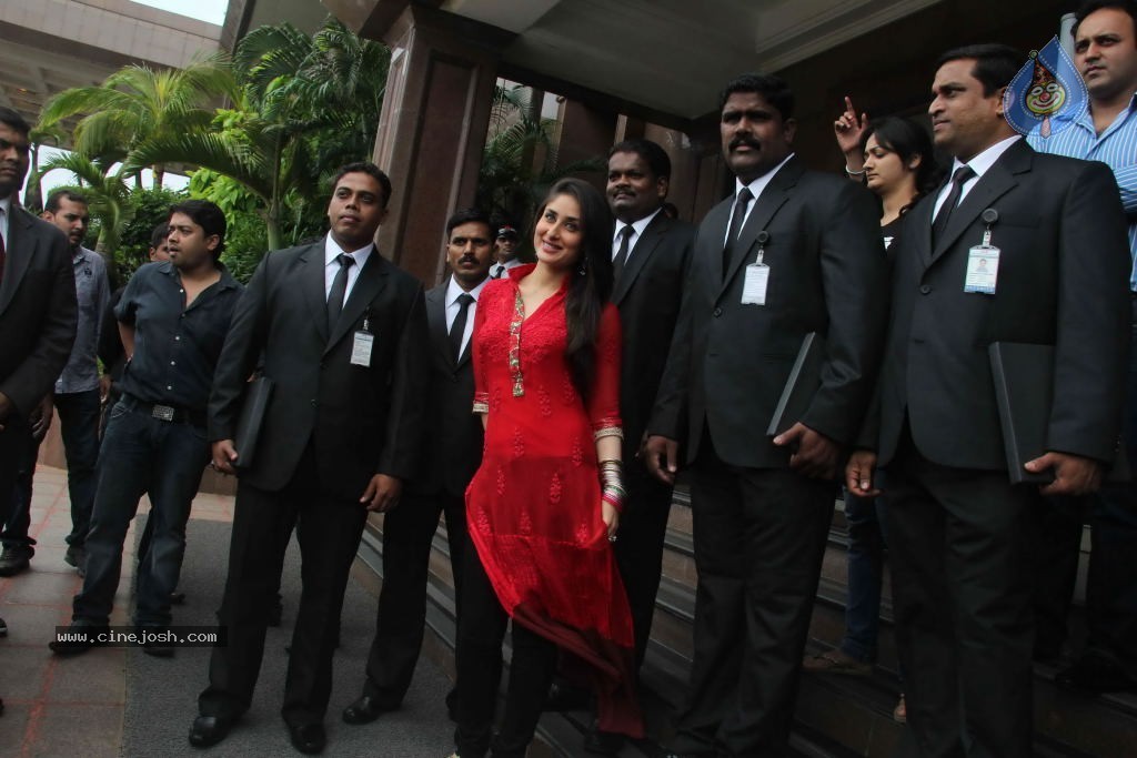 Kareena Honours Bollywood Bodyguards - 20 / 24 photos