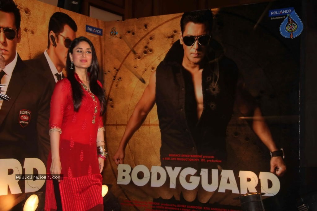 Kareena Honours Bollywood Bodyguards - 21 / 24 photos