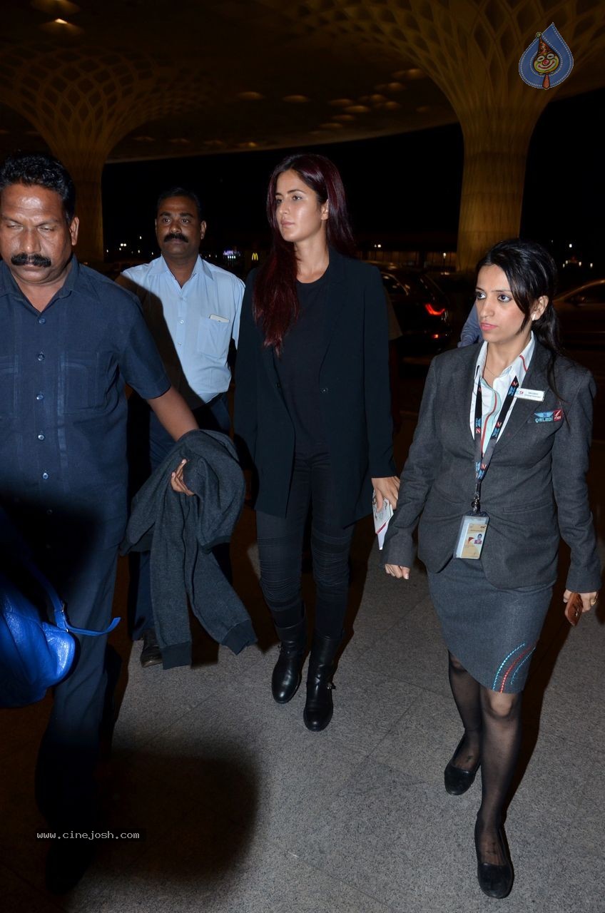 Katrina Kaif & Priyanka Chopra Snapped at Mumbai Airport - 2 / 45 photos