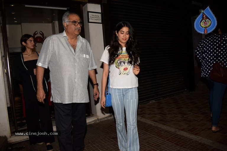 Khushi Kapoor And Janhvi Kapoor Spotted At Bastian - 2 / 9 photos