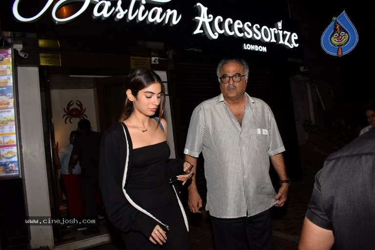 Khushi Kapoor And Janhvi Kapoor Spotted At Bastian - 3 / 9 photos