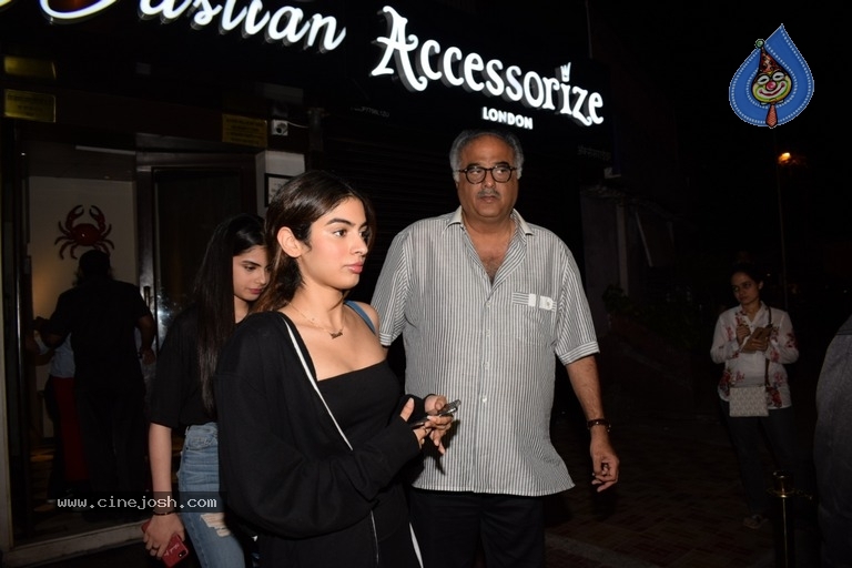 Khushi Kapoor And Janhvi Kapoor Spotted At Bastian - 7 / 9 photos