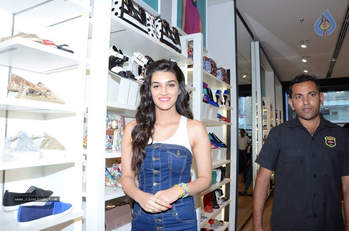 Kriti Sanon Launches ALDO Spring Summer 2015 Collection - 1 / 34 photos