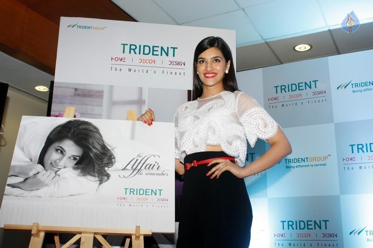 Kriti Sanon Launches Trident Collection - 2 / 30 photos