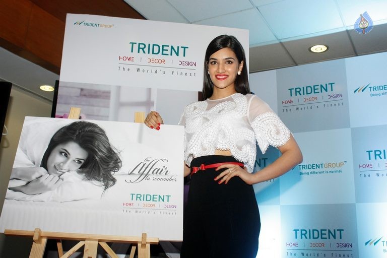 Kriti Sanon Launches Trident Collection - 4 / 30 photos