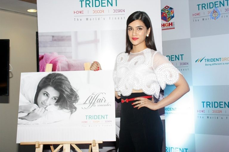 Kriti Sanon Launches Trident Collection - 6 / 30 photos