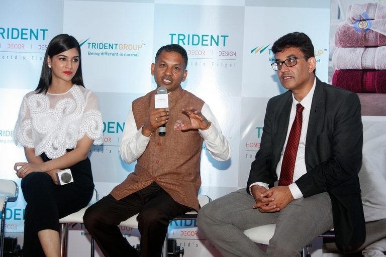 Kriti Sanon Launches Trident Collection - 16 / 30 photos