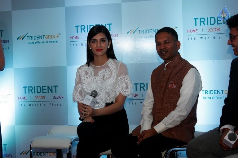 Kriti Sanon Launches Trident Collection - 18 / 30 photos