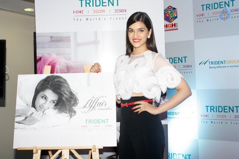 Kriti Sanon Launches Trident Collection - 19 / 30 photos