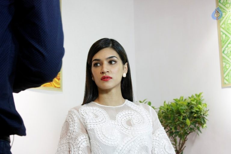Kriti Sanon Launches Trident Collection - 21 / 30 photos