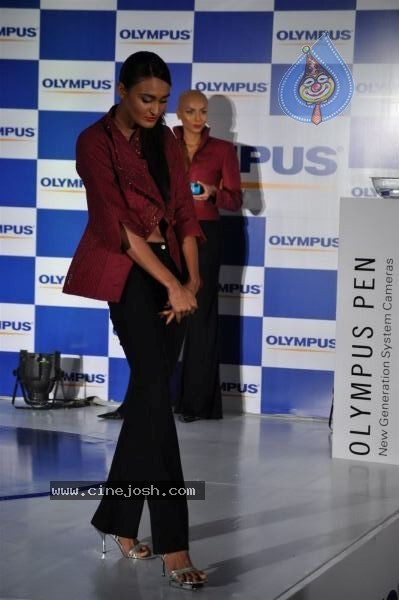 Kunal Kapoor Launches Olympus Pen - 9 / 34 photos