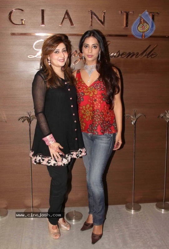 Mahie Gill and Archana Kochar at Gitanjali Gianti Store - 11 / 28 photos