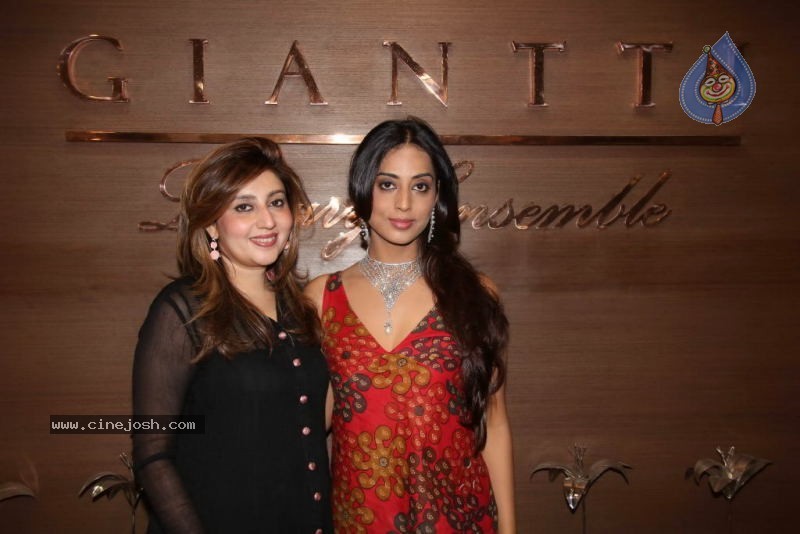 Mahie Gill and Archana Kochar at Gitanjali Gianti Store - 18 / 28 photos
