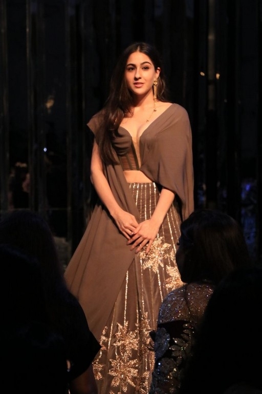 Manish Malhotra Fashion Show Zween - 13 / 22 photos