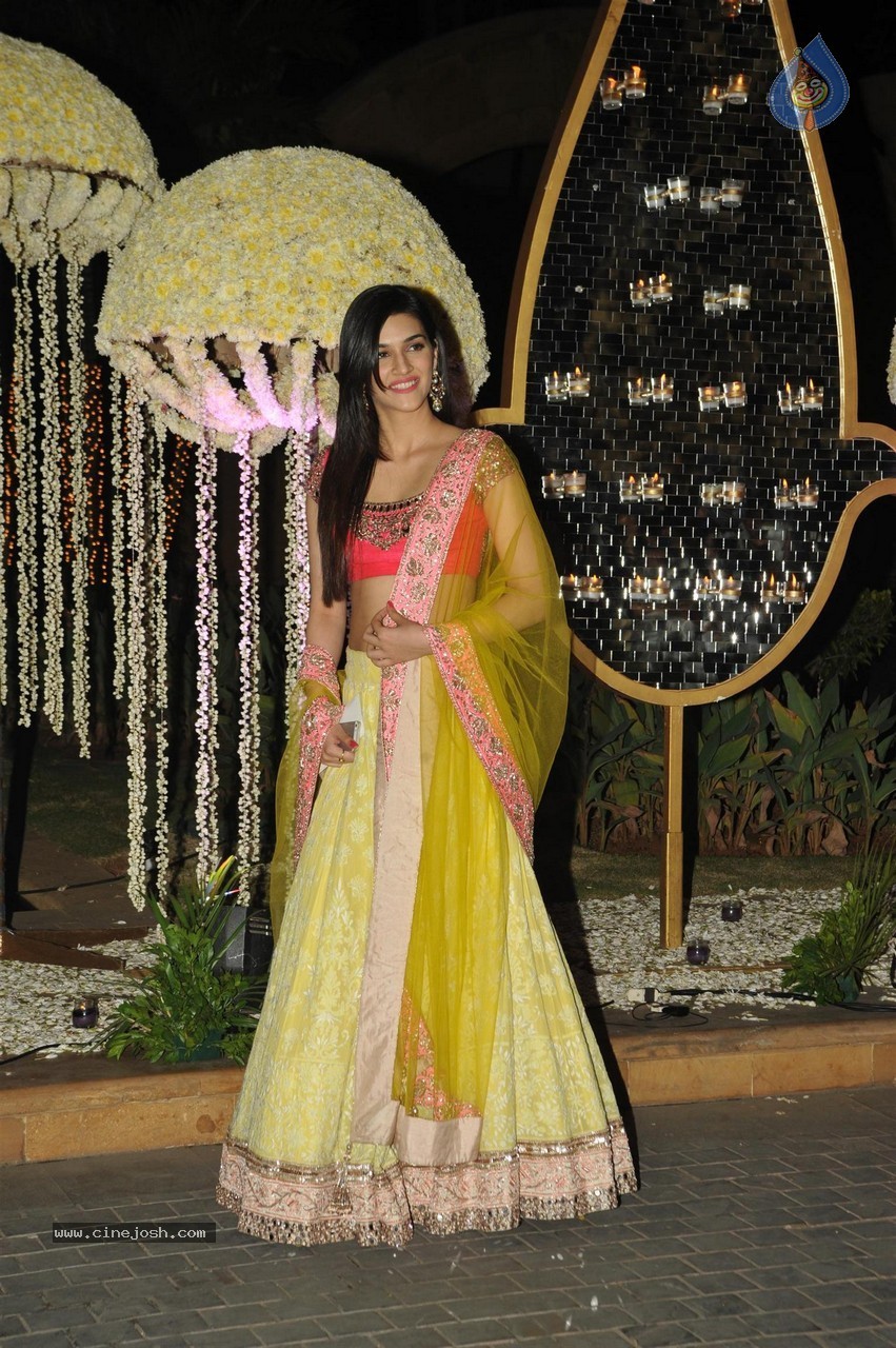 Manish Malhotra Niece Riddhi Malhotra Wedding Reception - 2 / 125 photos