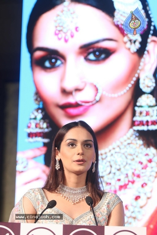 Manushi Chhillar At Press Conference Of Malabar Jewellery Event - 4 / 9 photos