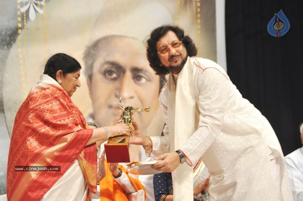 Master Dinanath Mangeshkar Awards 2012 - 4 / 37 photos