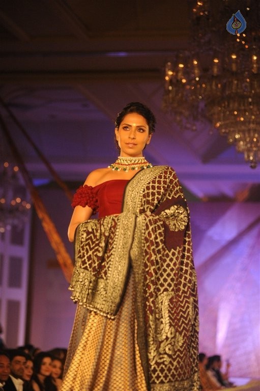 Models Walk the Ramp at Sahachari Foundation Event - 20 / 42 photos