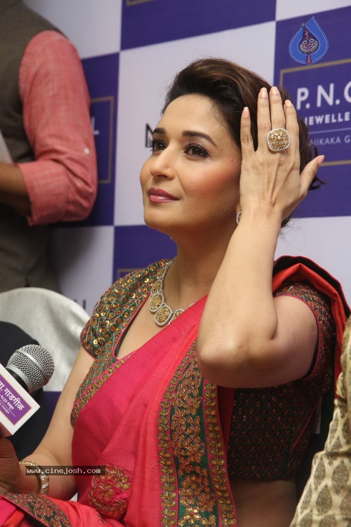 PN Gadgil Jewellers Showroom Launch - 6 / 44 photos