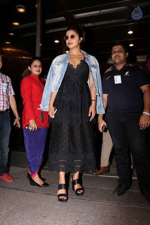 Priyanka Chopra at Mumbai Airport - 1 / 15 photos