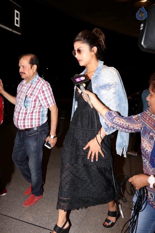 Priyanka Chopra at Mumbai Airport - 10 / 15 photos