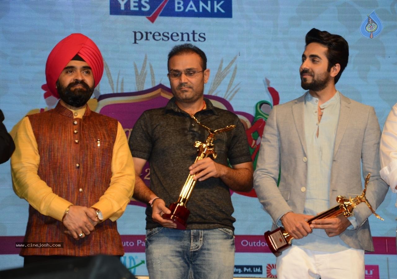 Punjabi Icon Awards at Baisakhi Di Raat 2015 - 20 / 22 photos