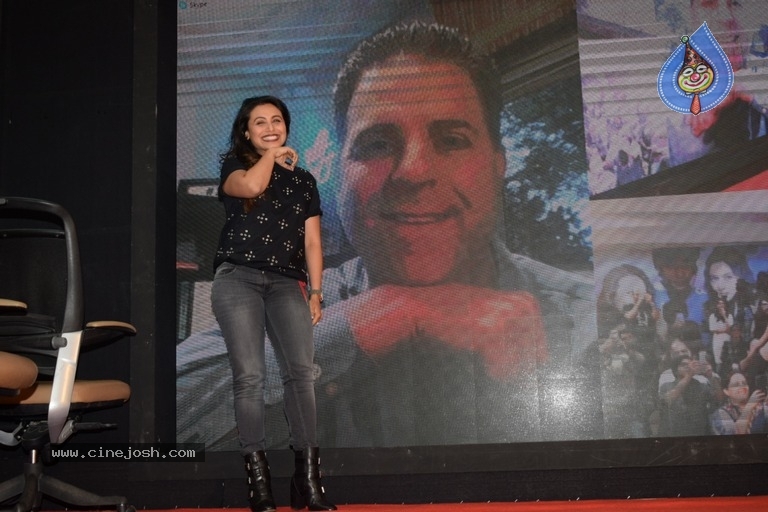 Rani Mukerji Introduces Brad Cohen At Hichki Promotional Event - 1 / 12 photos