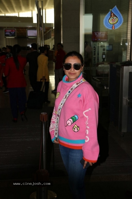 Rani Mukerji Spotted At Airport - 1 / 6 photos
