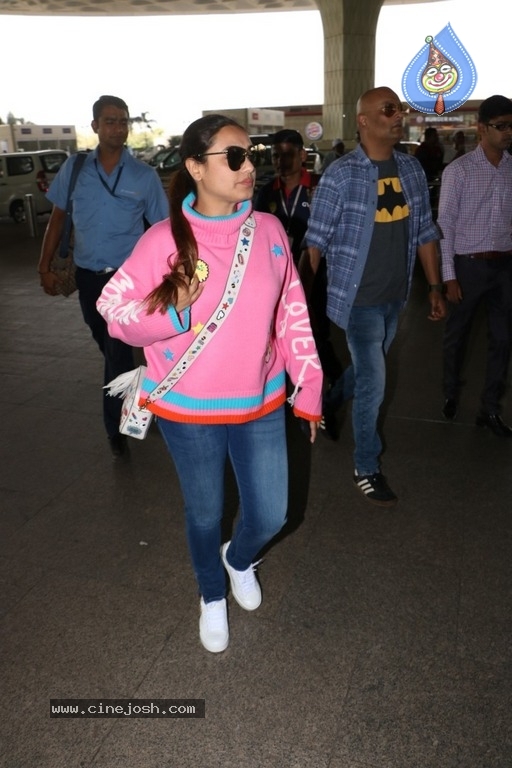 Rani Mukerji Spotted At Airport - 2 / 6 photos