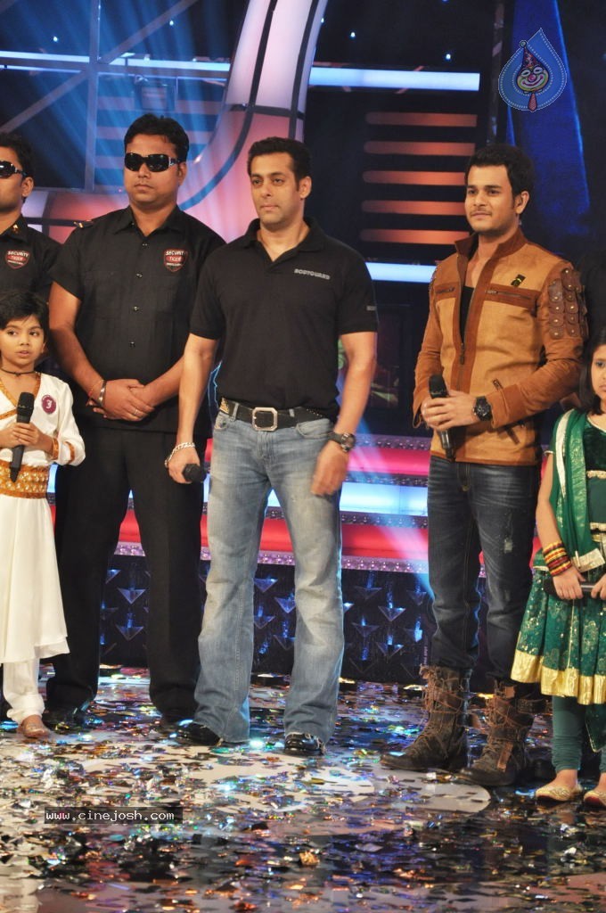 Salman Khan at Sa Re Ga Ma Pa Sets - 9 / 28 photos