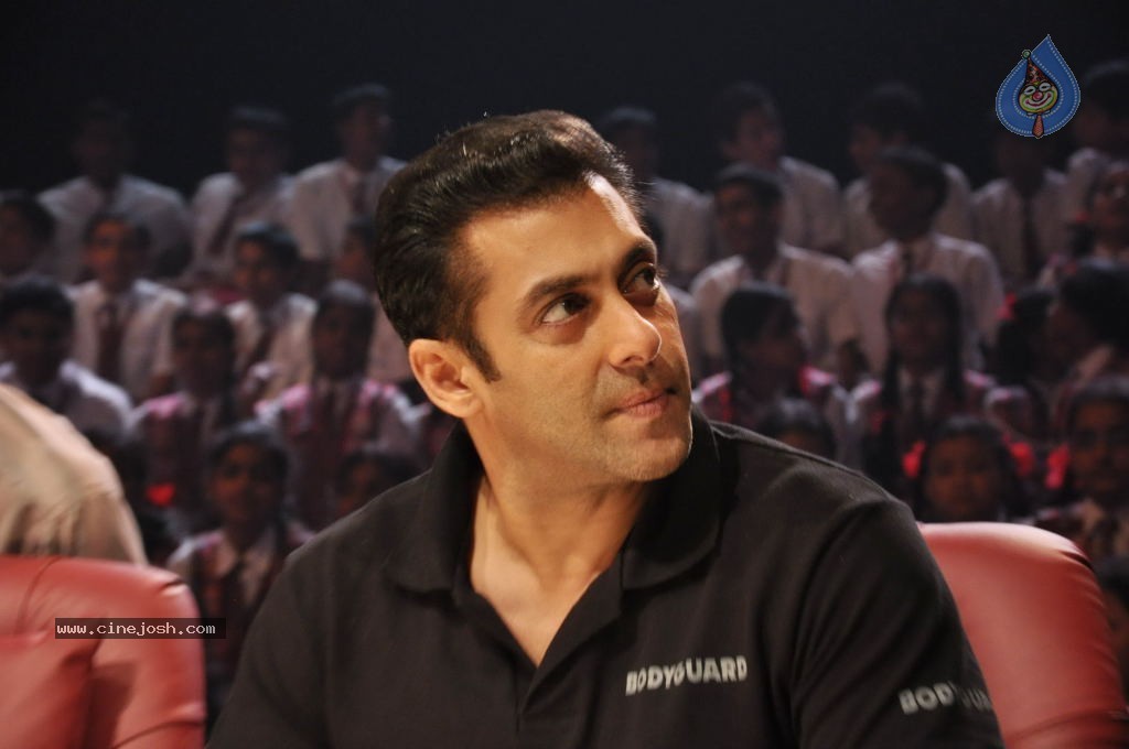 Salman Khan at Sa Re Ga Ma Pa Sets - 16 / 28 photos