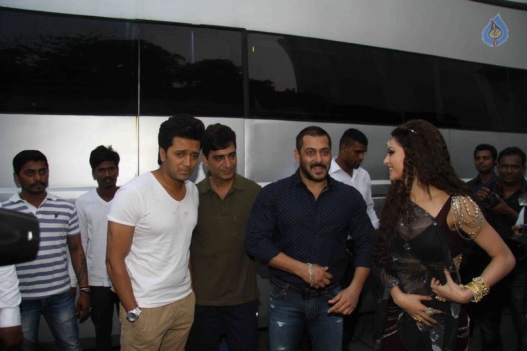 Salman Khan Visits Film Great Grand Masti Sets - 6 / 14 photos