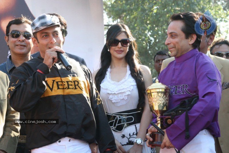Salman Khan,Zarine Khan At Veer Exhibition Race - 36 / 43 photos