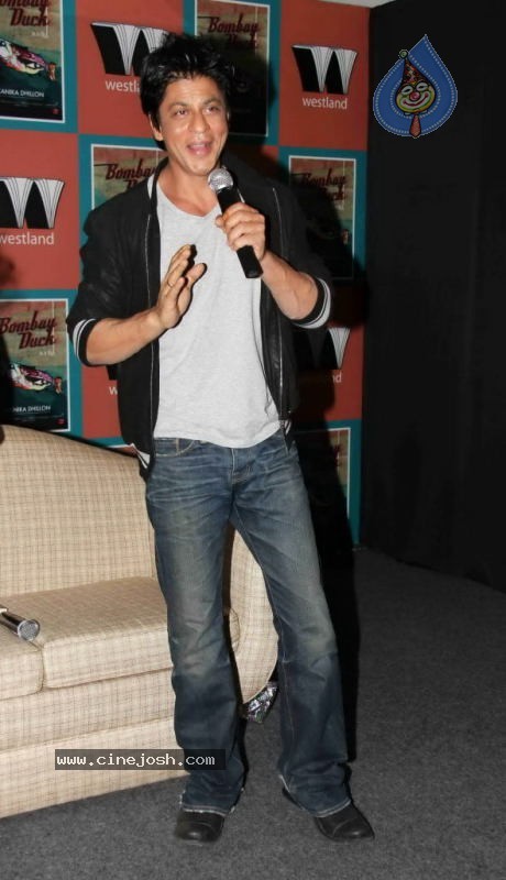 Shah Rukh Khan Launching Kanika Dhillon's Book - 3 / 32 photos