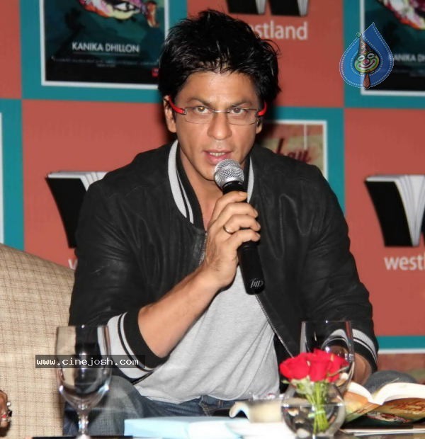 Shah Rukh Khan Launching Kanika Dhillon's Book - 12 / 32 photos