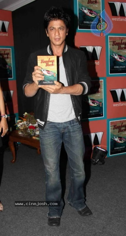 Shah Rukh Khan Launching Kanika Dhillon's Book - 13 / 32 photos
