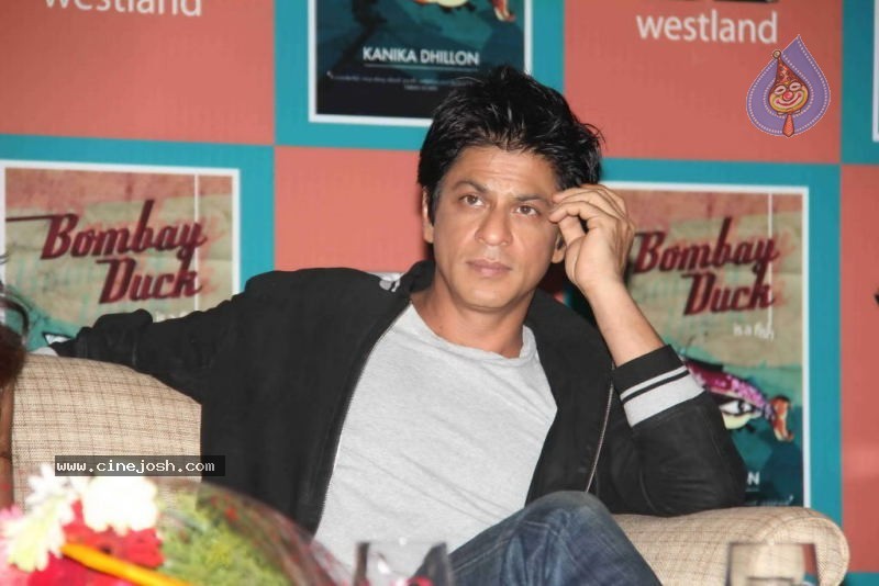 Shah Rukh Khan Launching Kanika Dhillon's Book - 16 / 32 photos