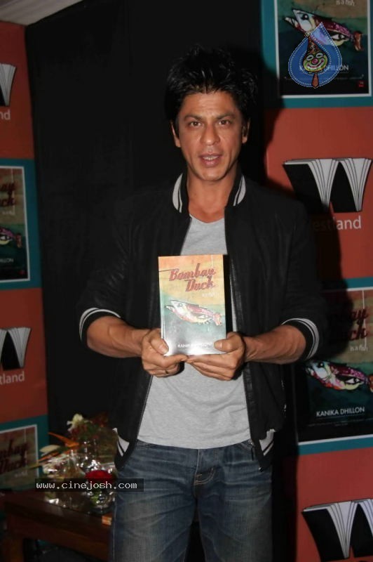 Shah Rukh Khan Launching Kanika Dhillon's Book - 18 / 32 photos