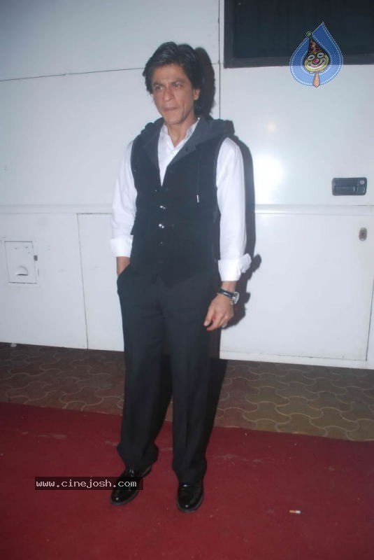Shahrukh Khan at Indias Got Talent Event - 18 / 45 photos
