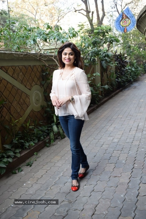 Shamita Shetty Celebrates Her Birthday With Media - 8 / 9 photos