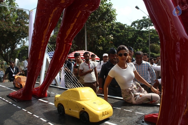 Shilpa Shetty Yoga Pose Statue Inauguration Pics - 27 / 38 photos