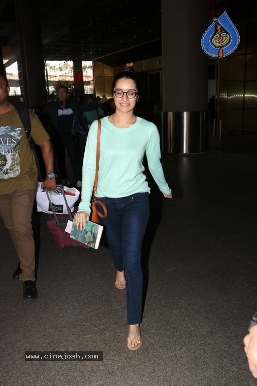 Shraddha Kapoor Spotted at Airport - 1 / 13 photos