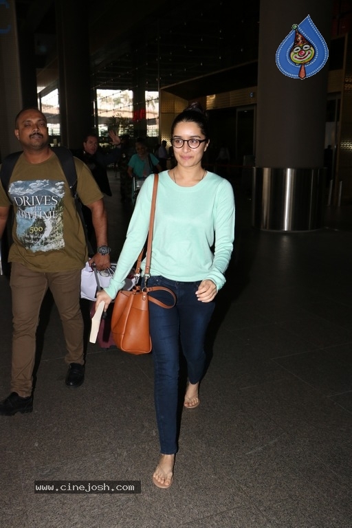 Shraddha Kapoor Spotted at Airport - 10 / 13 photos