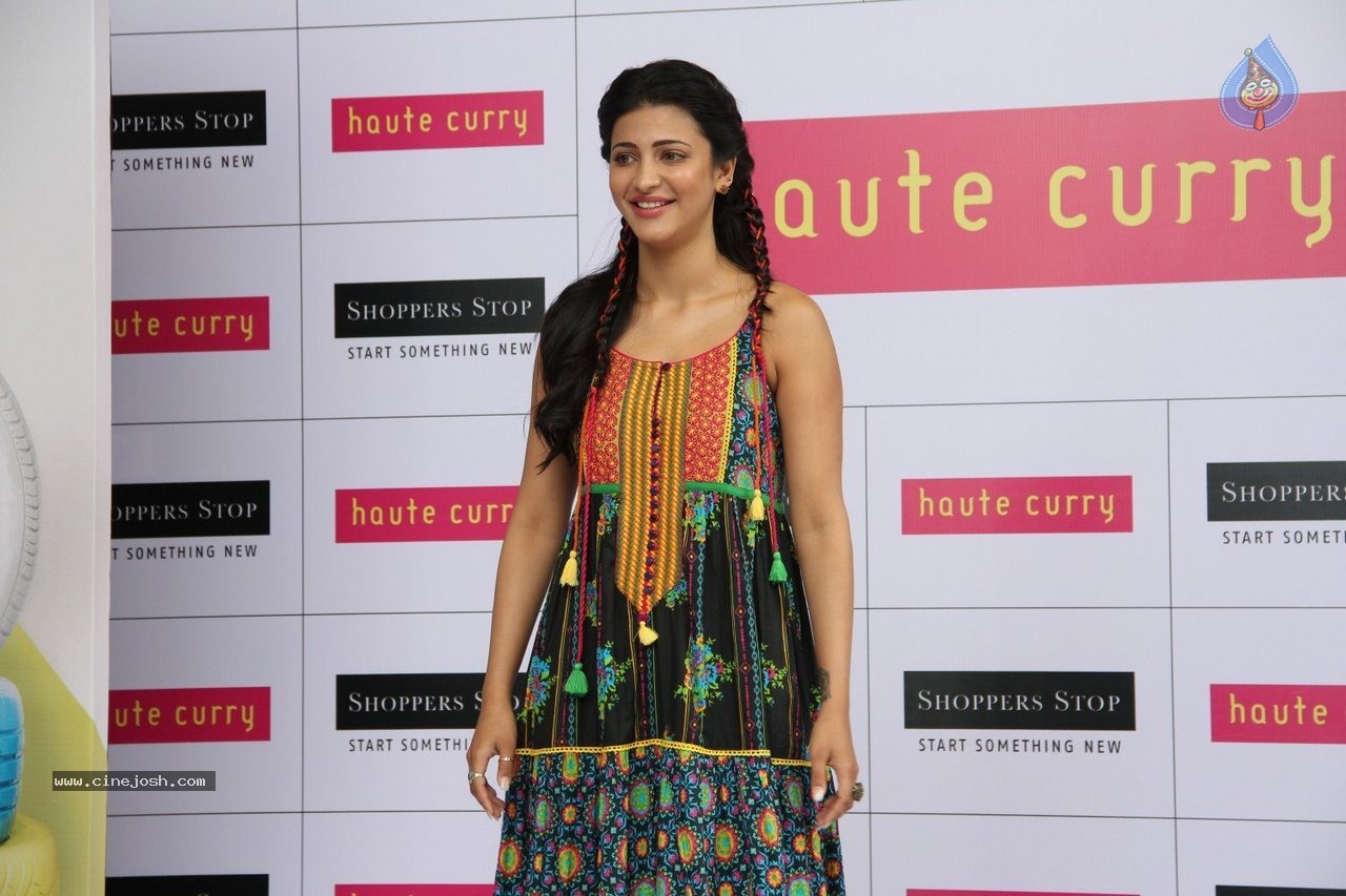 Shruti Haasan at Haute Curry Fashion Show - 5 / 49 photos