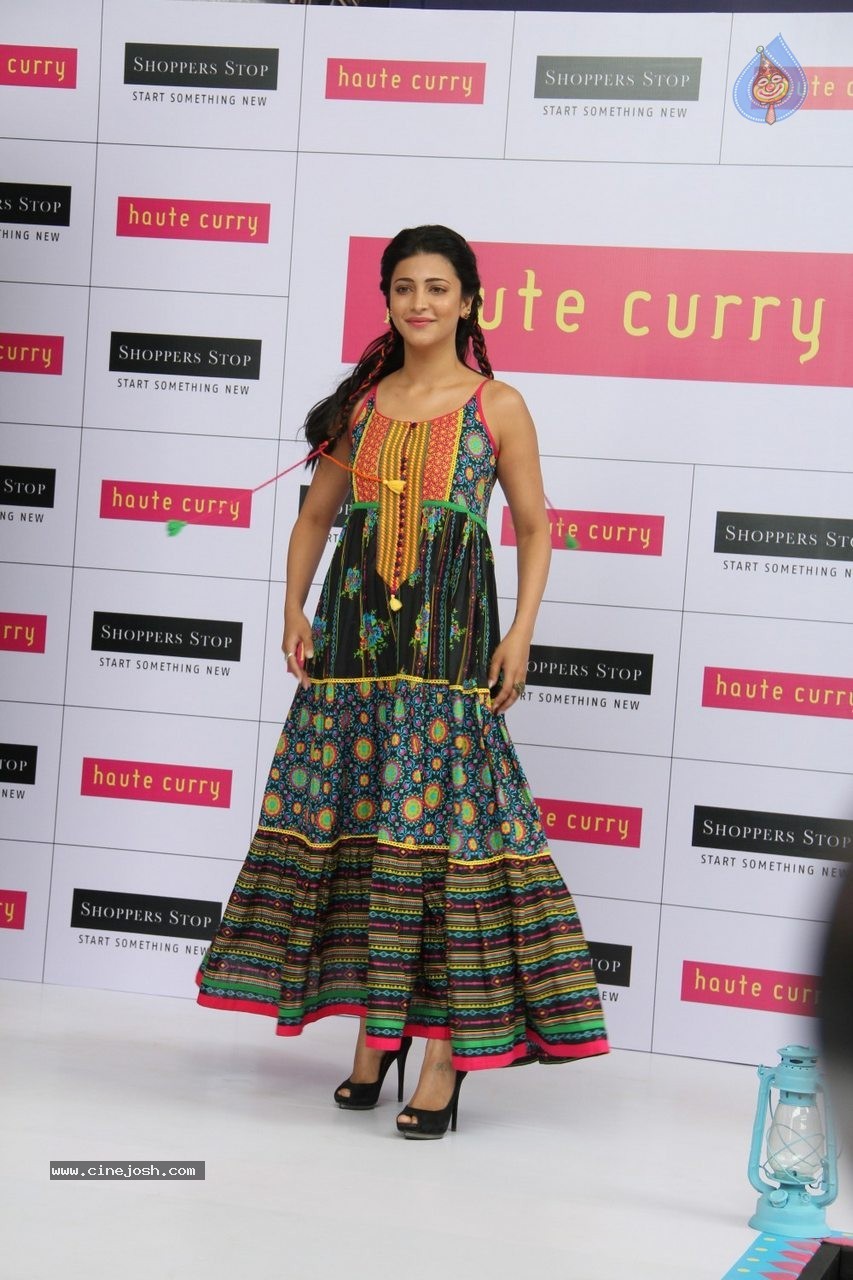 Shruti Haasan at Haute Curry Fashion Show - 10 / 49 photos