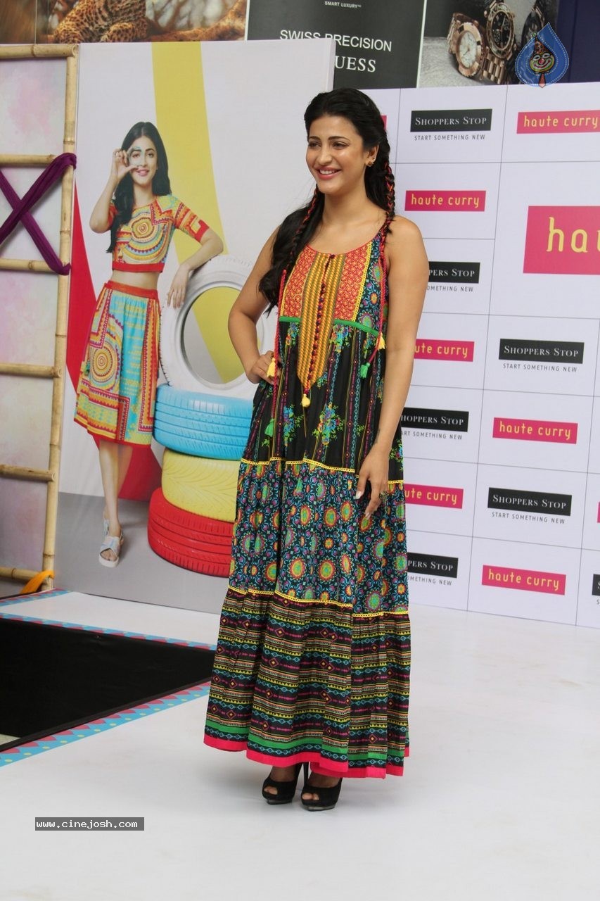 Shruti Haasan at Haute Curry Fashion Show - 17 / 49 photos