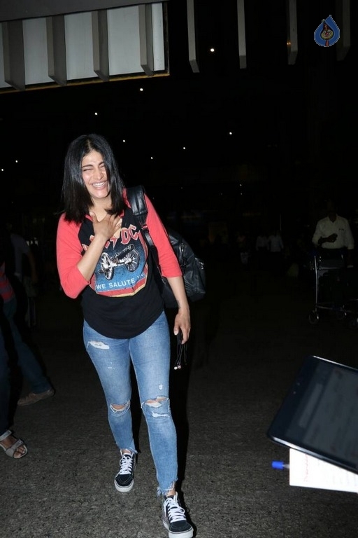 Shruti Haasan at Mumbai Airport - 1 / 17 photos