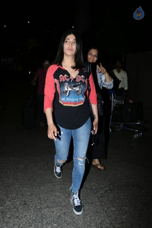 Shruti Haasan at Mumbai Airport - 4 / 17 photos